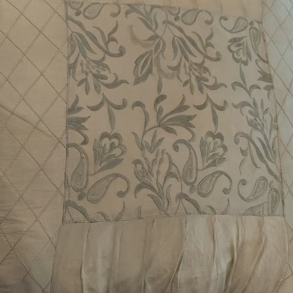 Y2K PALE CELERY GREEN EMBROIDERED SATIN THROW PILLOWS SET OF 2! 18 x 18 GUC